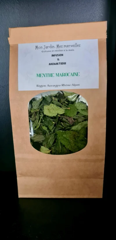 Sachet en papier kraft avec une fenêtre transparente laissant apparaitre les feuilles séchées de menthe