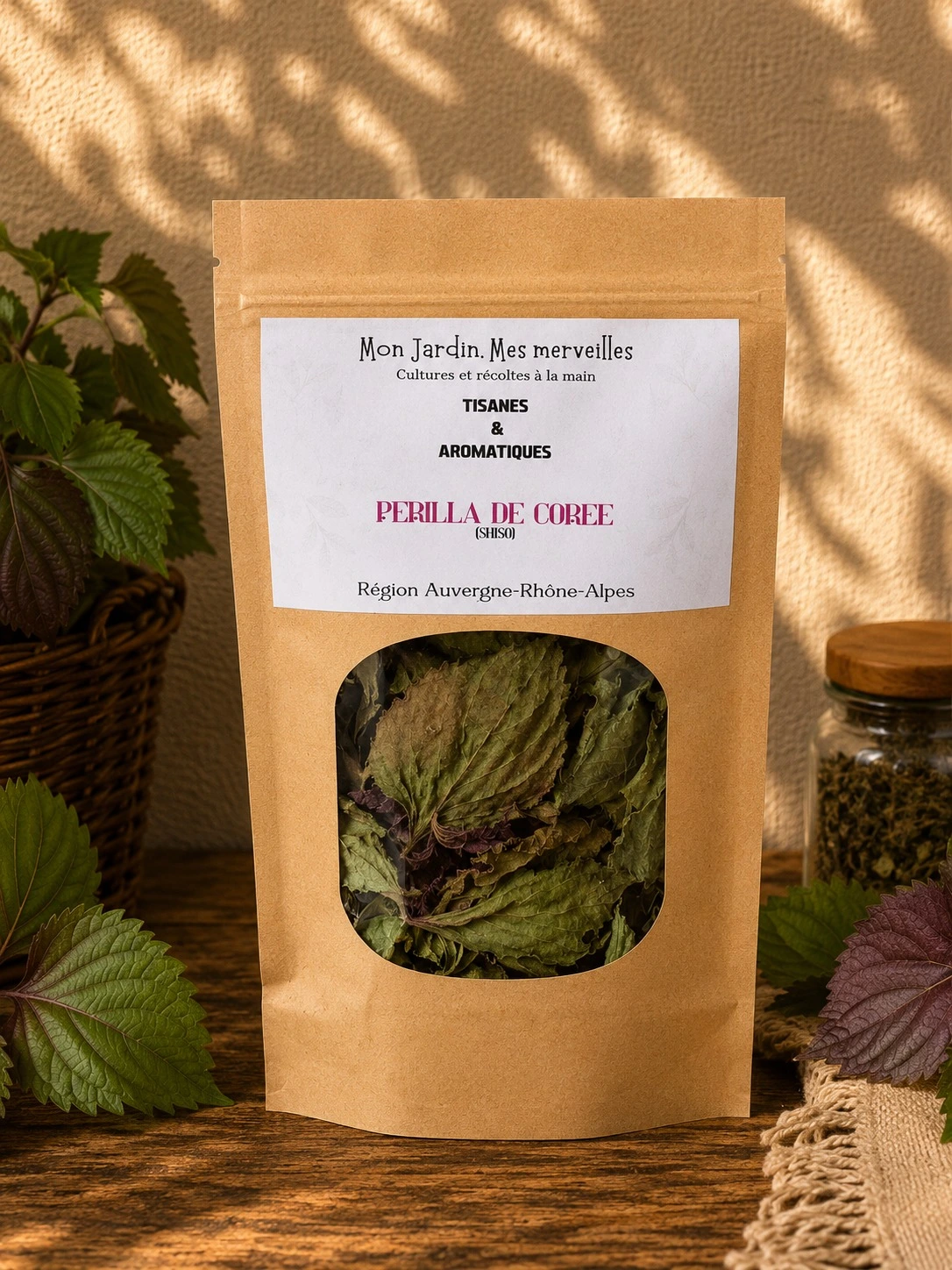sachet posé sur table en bois