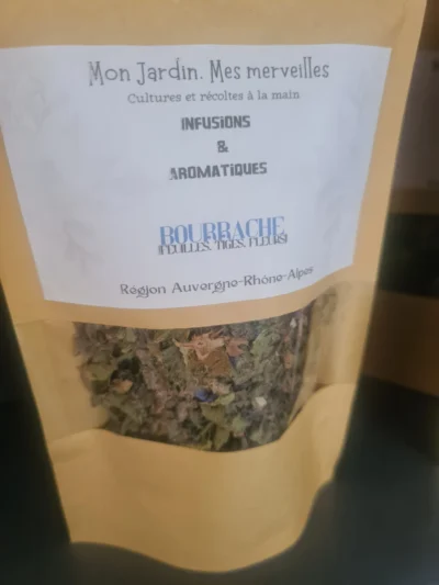 Sachet en papier kraft avec une fenêtre transparente laissant apparaître les feuilles, tiges, fleurs de bourrache de profil
