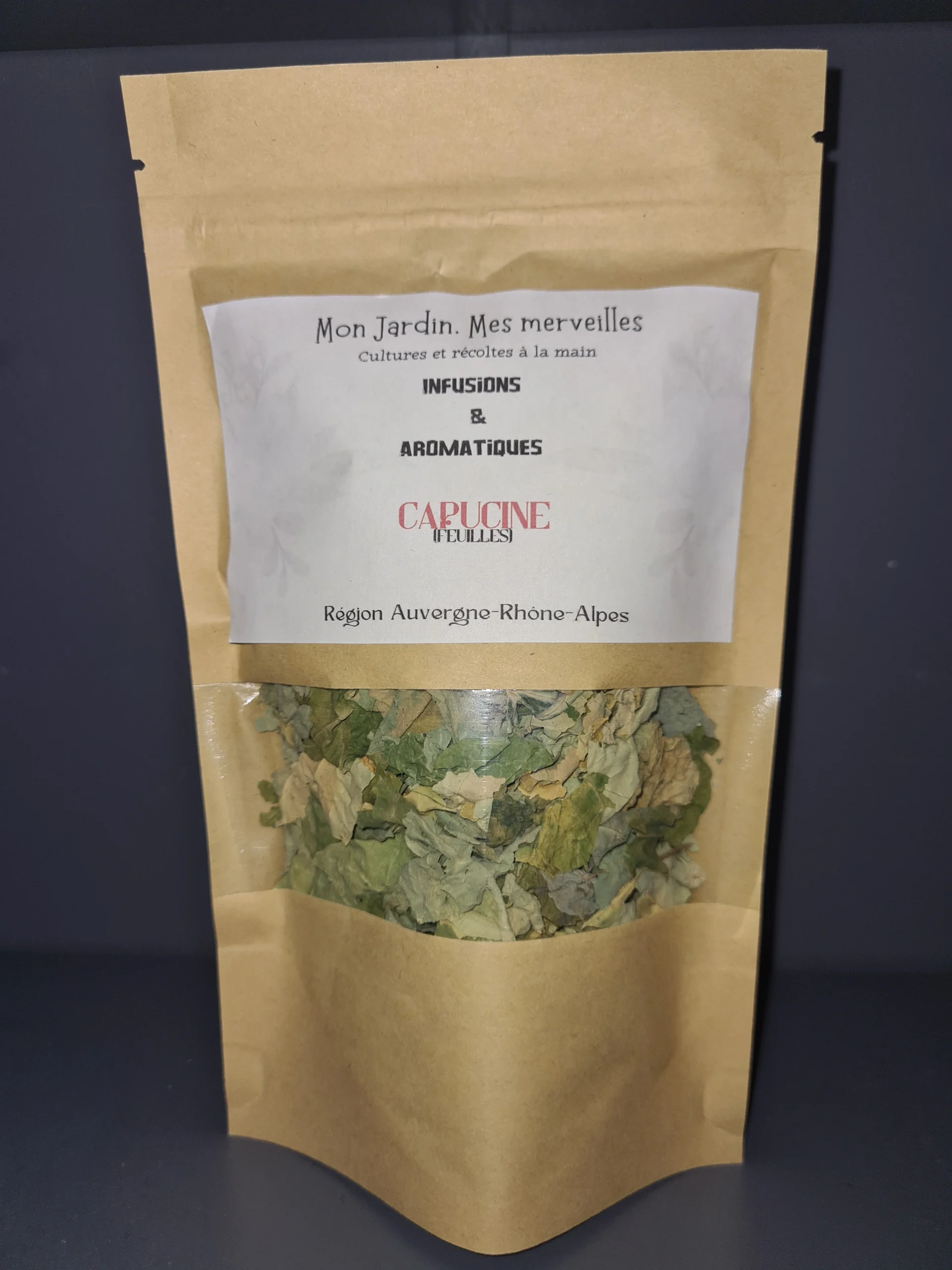 Sachet en papier kraft avec une fenêtre transparente laissant apparaître les feuilles sèches de capucine