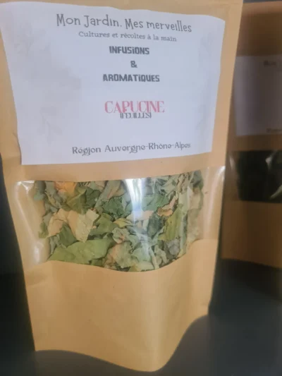 Sachet en papier kraft avec fenêtre transparente laissant apparaître les feuilles de capucine de profil
