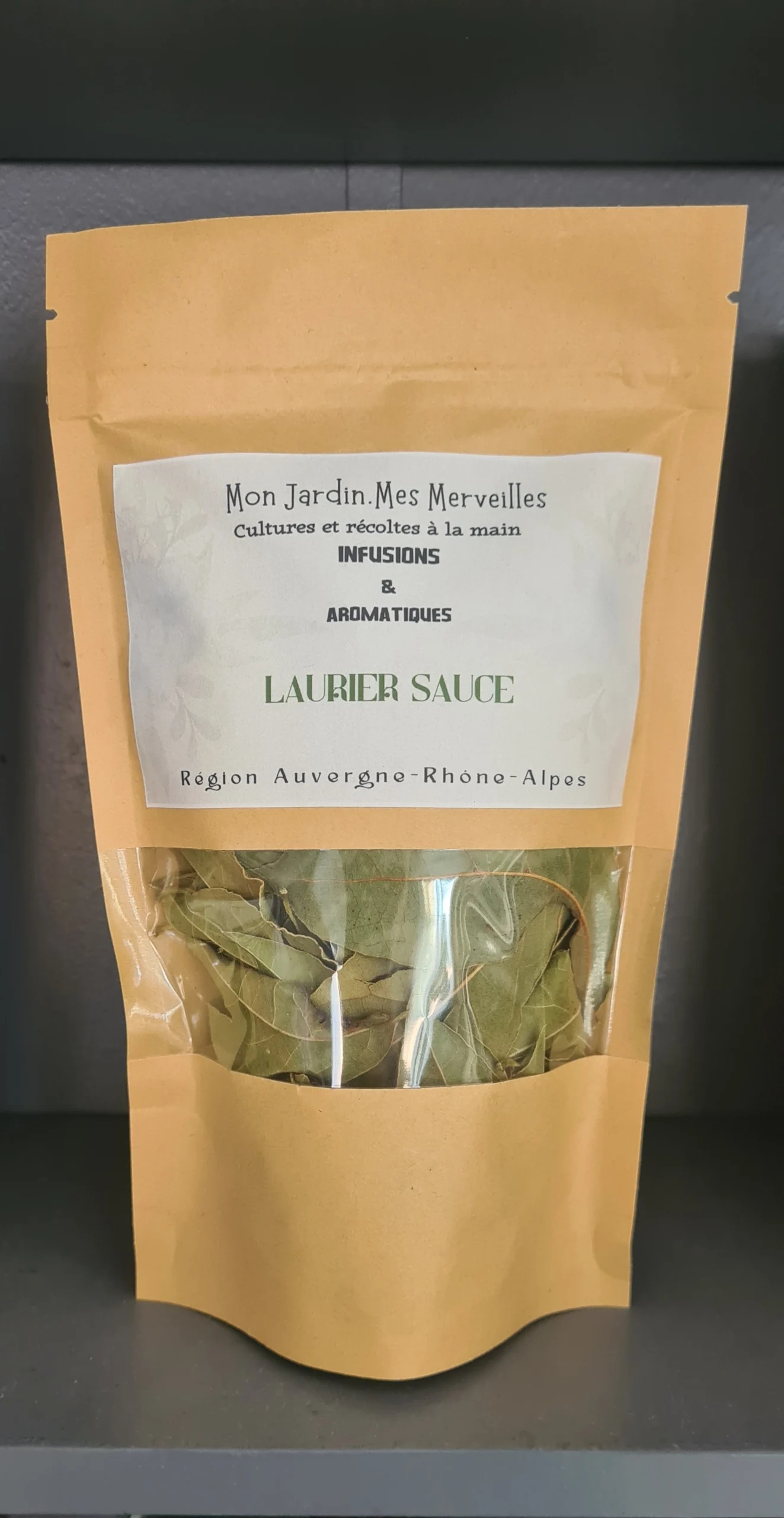 Sachet en papier kraft avec une fenêtre transparente laissant apparaitre les feuille sèches de laurier sauce
