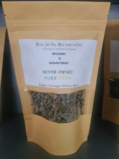 Petit sachet en papier kraft avec une fenêtre transparente pour laisser apparaître la visibilité des feuilles sèches de menthe poivrée et de basilic citron