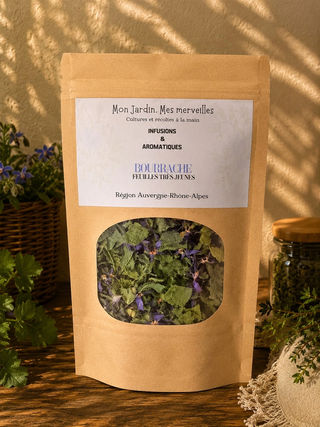 sachet posé sur table en bois