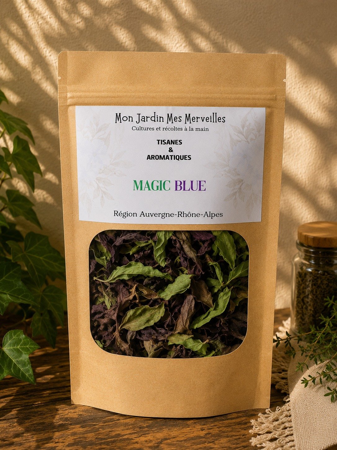 sachet posé sur table en bois