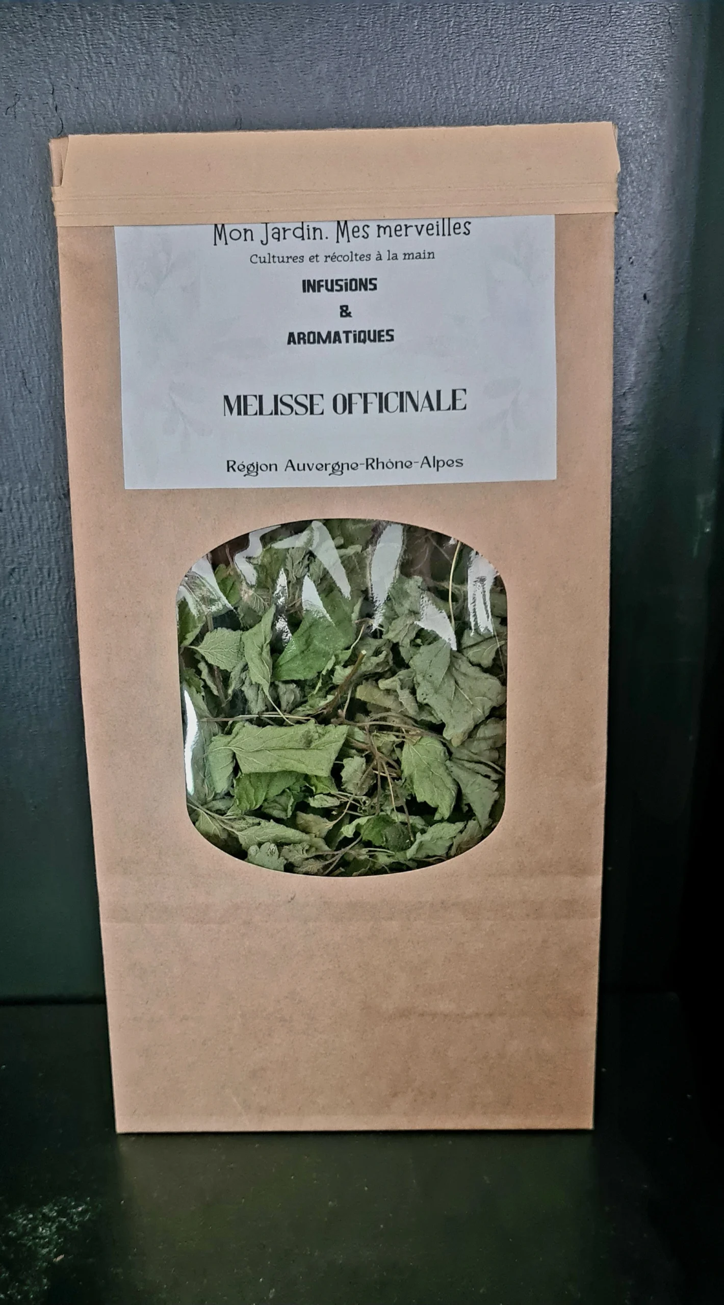 Sachet en papier kraft avec une fenêtre transparente laissant apparaitre la mélisse sèche