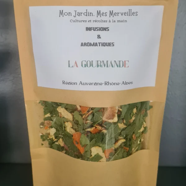 Sachet de tisane en papier kraft avec une fenêtre transparente laissant apparaitre les plantes séchées