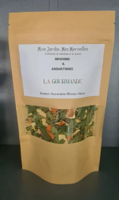 Sachet de tisane en papier kraft avec une fenêtre transparente laissant apparaitre les plantes séchées