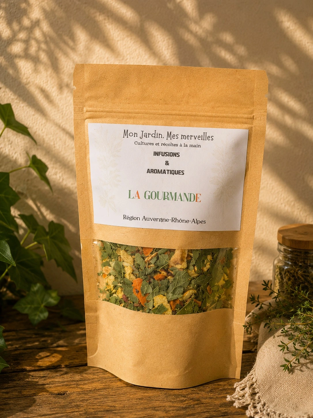 sachet posé sur table en bois