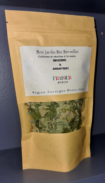 Sachet en papier kraft avec fenêtre transparente laissant apparaitre de profil les feuilles de fraisier sèches