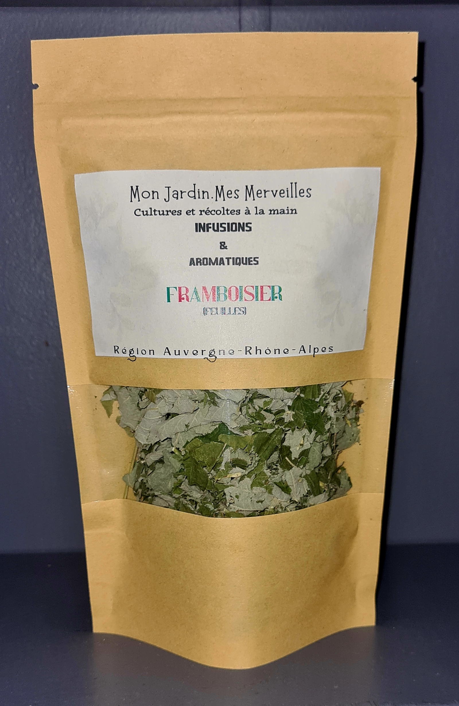 sachet en papier kraft avec une fenêtre transparente laissant apparaitre les feuilles de framboisier séchées