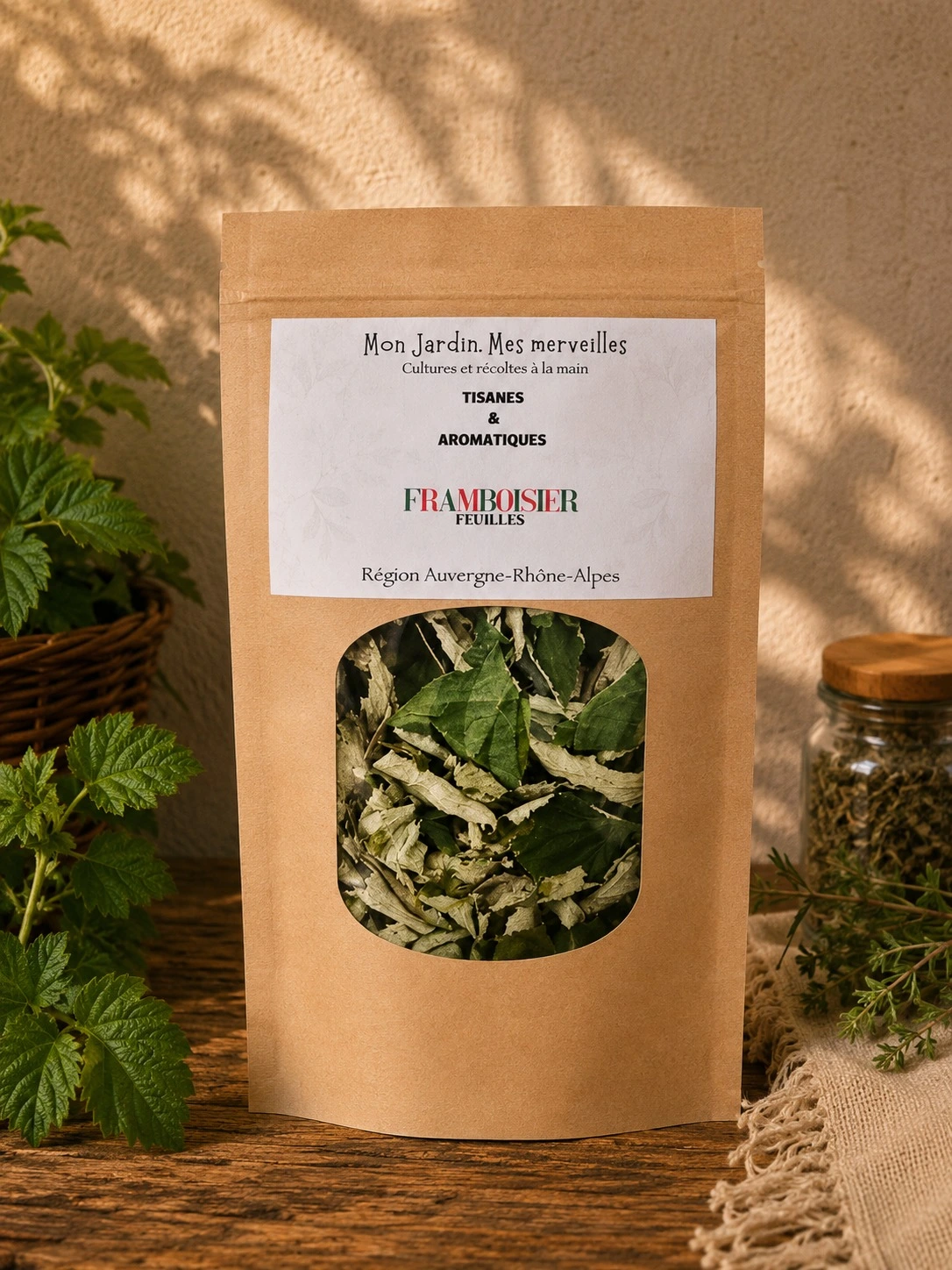 sachet posé sur table en bois