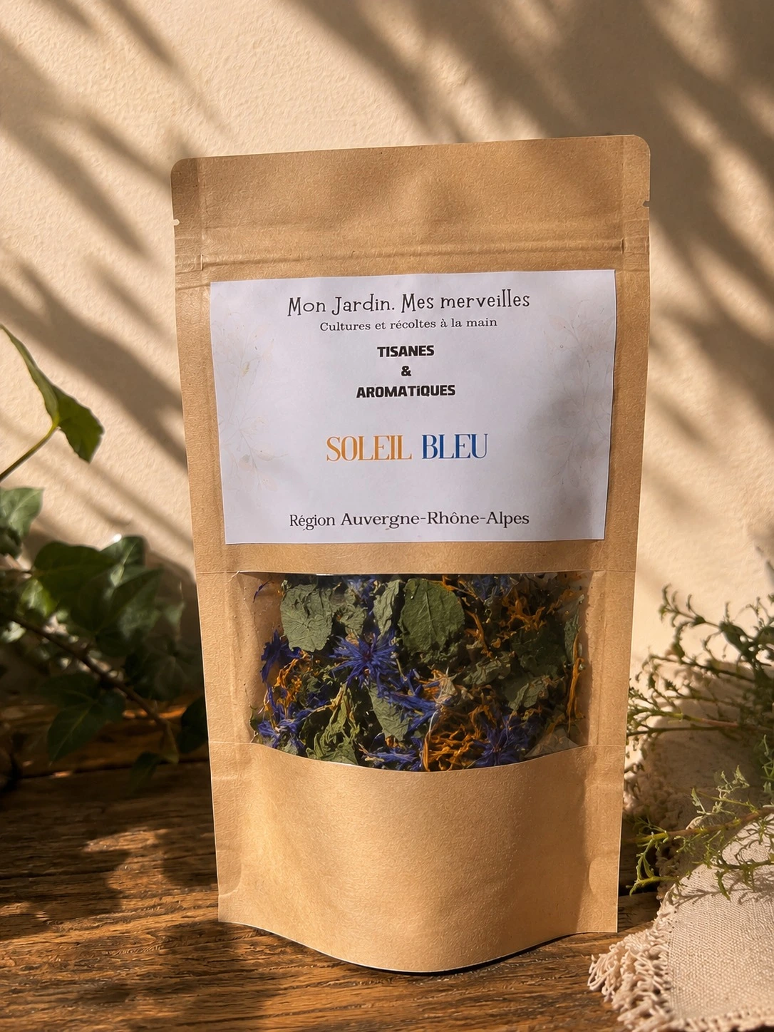 sachet posé sur table en bois